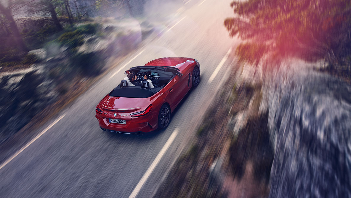 Toma del BMW Z4 Roadster en movimiento BMW Z4 Roadster rojo visto desde arriba
