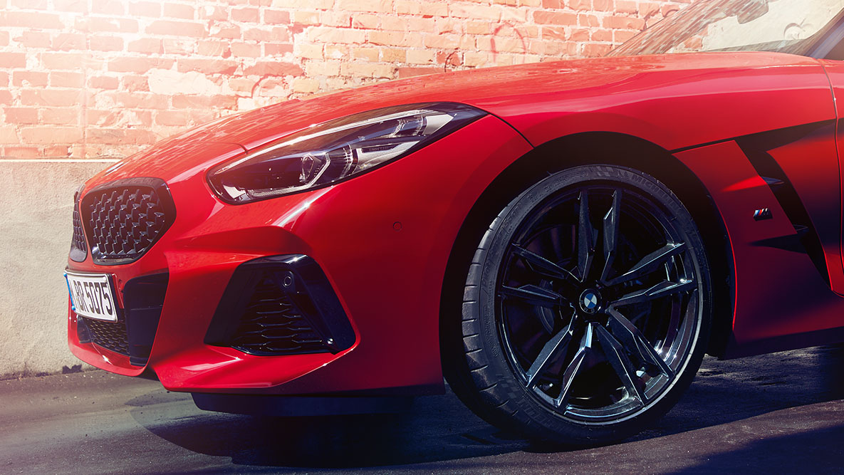 Ala del BMW Z4 Roadster BMW Z4 Roadster rojo: detalle llantas y faro delantero