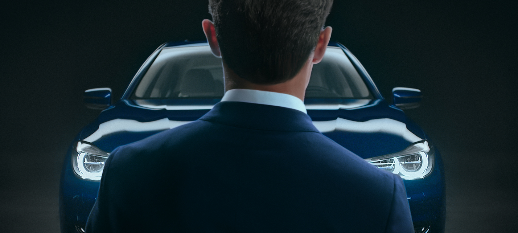 Crea el BMW que te represente con BMW Individual Persona frente a auto de lujo BMW