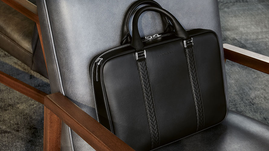 Montblanc para portadocumentos BMW. La imagen muestra un Montblanc para portadocumentos BMW apoyado en un sillón.