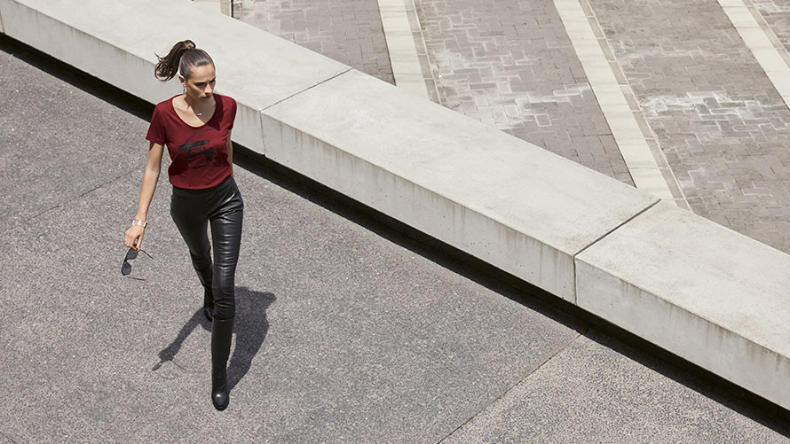 Playera para mujer con logotipo BMW M. Se muestra a una mujer con una playera para mujer con el logotipo BMW M de la colección BMW M.