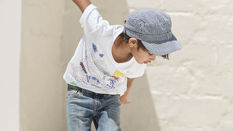 Playera interactiva BMW, para niños. Se muestra a un niño con una playera interactiva de BMW, para niños de la colección BMW Kids.