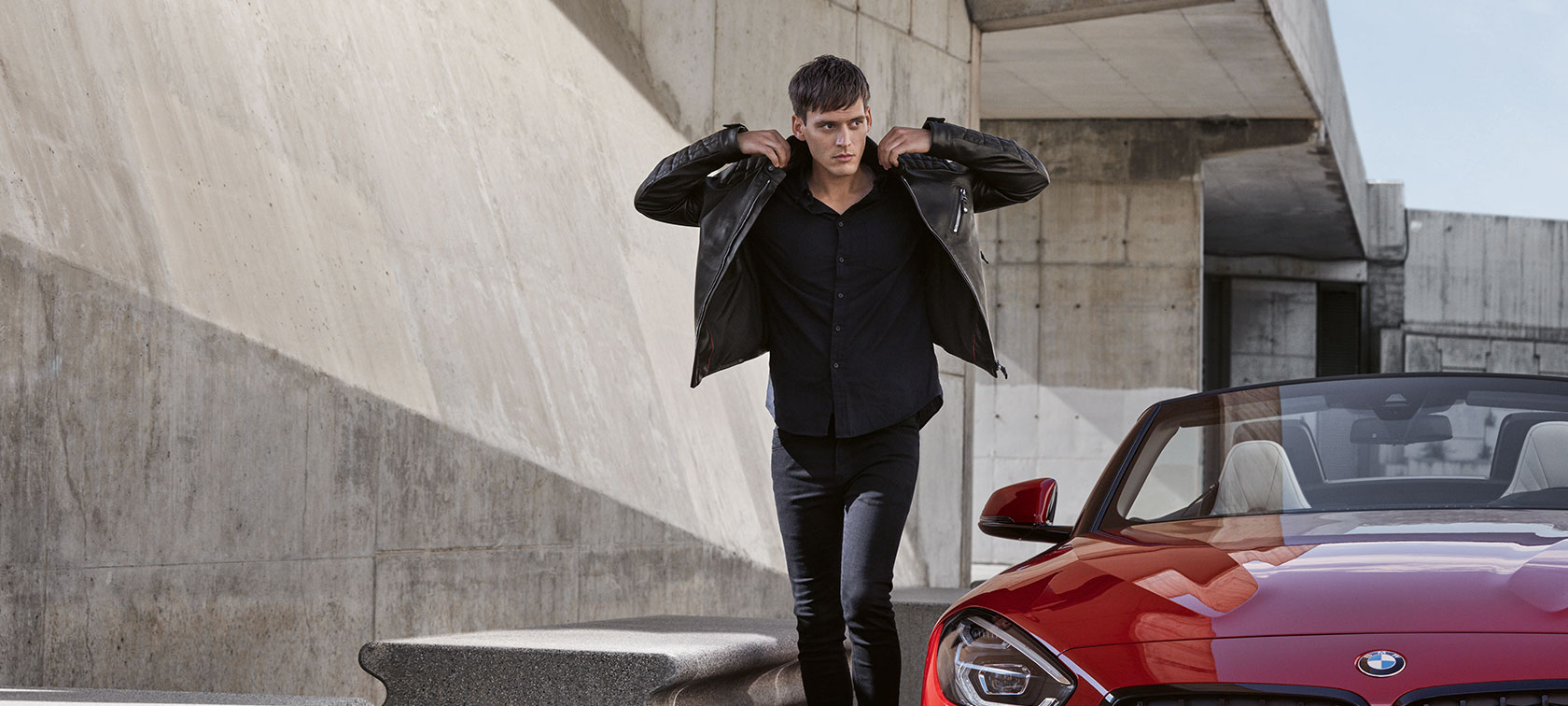 Chamarra de cuero BMW para hombre. Se muestra a un hombre con una chamarra de cuero de BMW para hombre de la colección BMW.