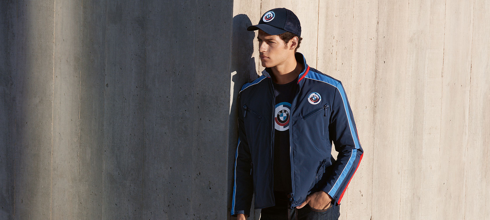 Chamarra BMW Classic Motorsport para hombre. Se muestra a un hombre con una chamarra BMW Classic Motorsport para hombre de la colección BMW Classic.