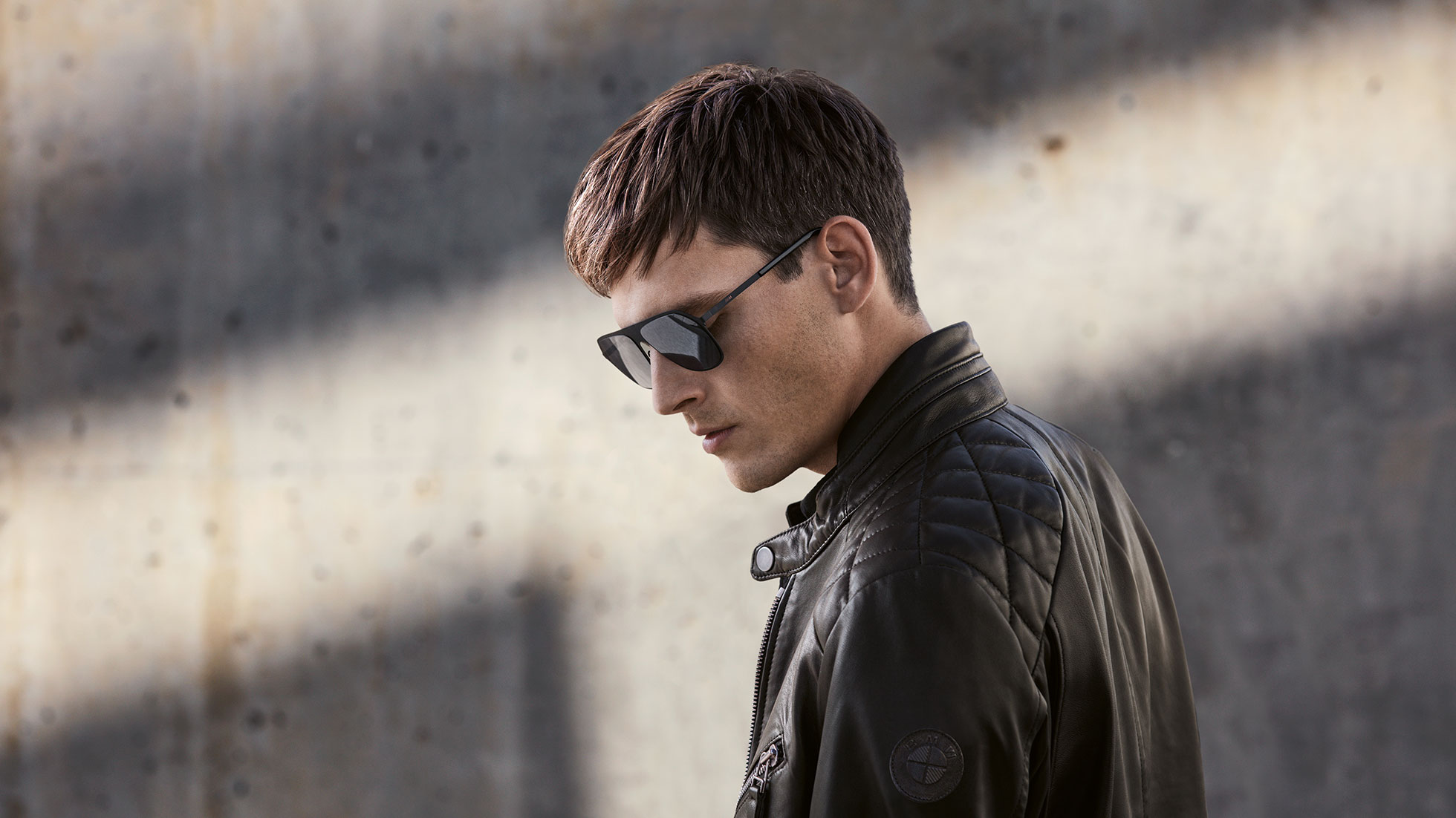 Chamarra de cuero BMW para hombre. Foto de perfil de un hombre con la chamarra de cuero de BMW para hombre de la colección BMW.