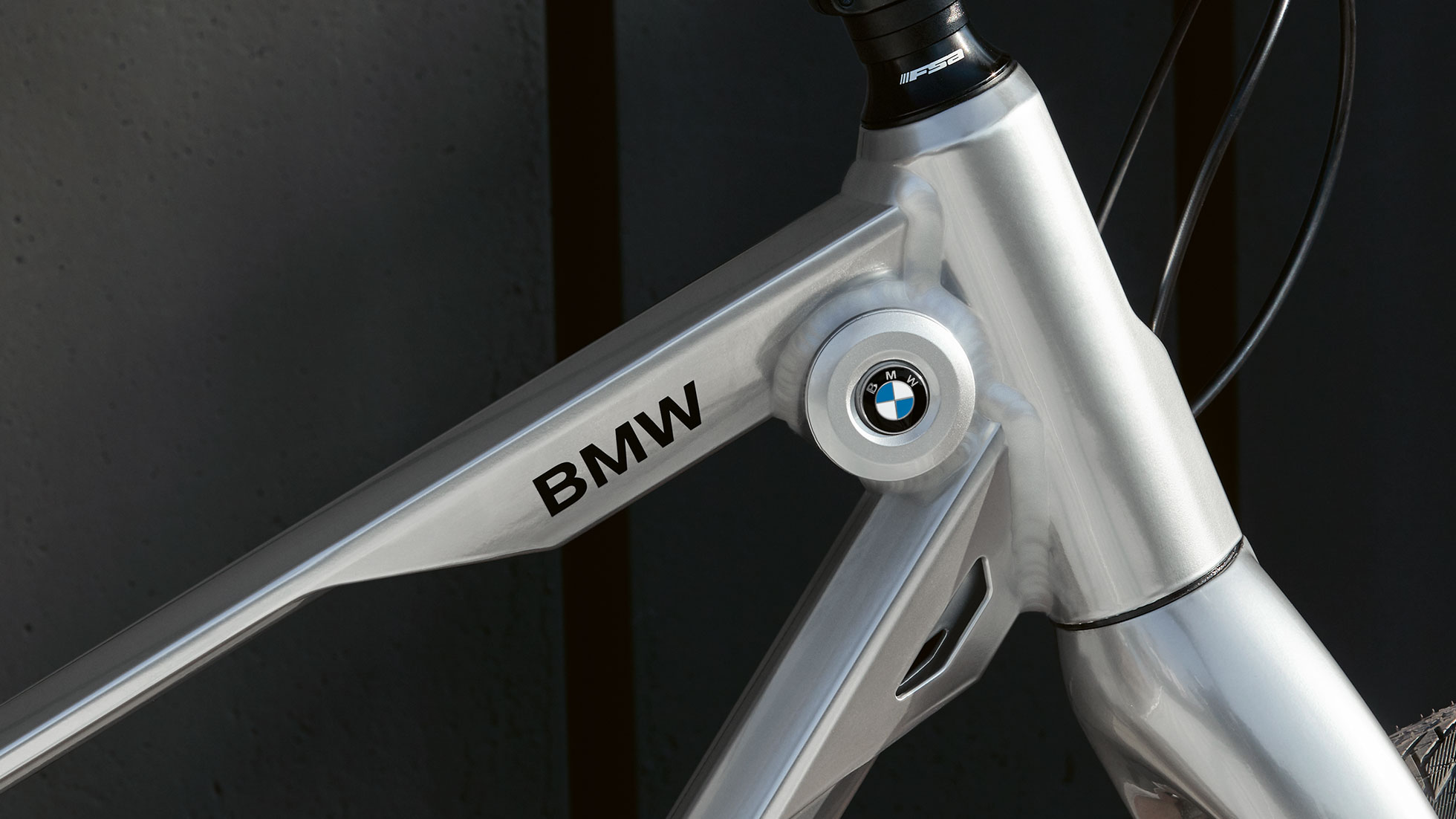 Bicicleta BMW Cruise. La imagen muestra una bicicleta BMW Cruise. El logotipo de BMW y la marca de BMW son claramente visibles en la parte delantera del cuadro.