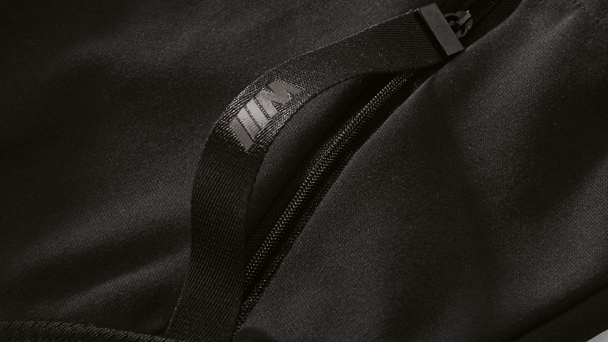 Chamarra BMW M, para hombre. La imagen muestra un detalle de la chamarra BMW M, para hombre de la colección BMW M.