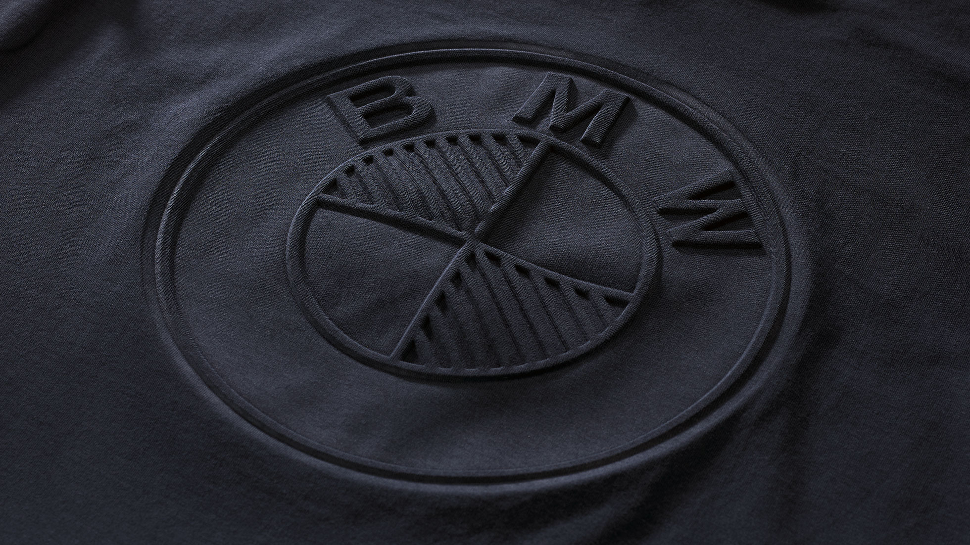 Playera BMW, para mujer. La imagen muestra un detalle de la playera de BMW, para mujer de la colección BMW.