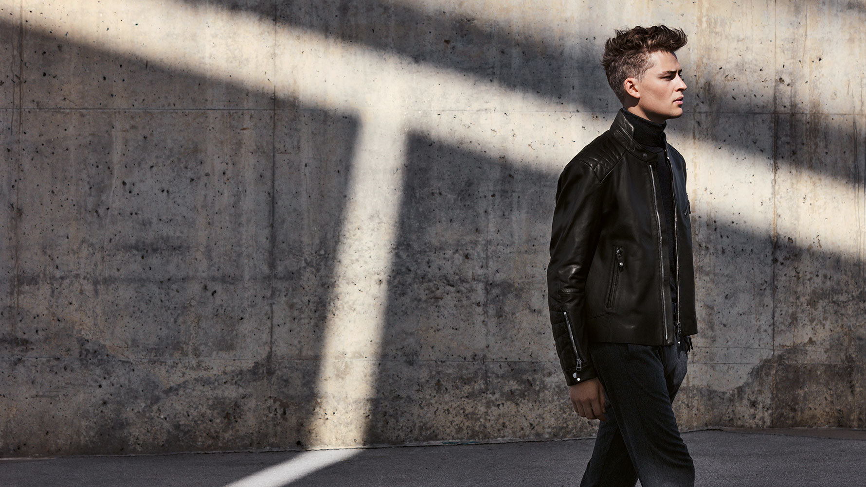 Un modelo masculino presenta la chamarra de cuero para hombre de la colección BMW Un modelo masculino presenta la chamarra de cuero para hombre de la colección BMW.