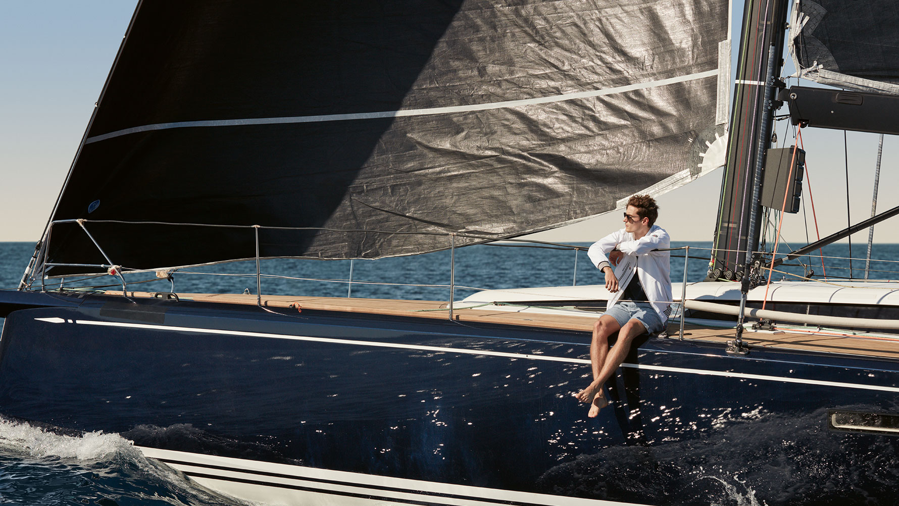 Se muestra a un hombre sentado en un yate con una chamarra BMW Yachtsport para hombre de la colección BMW Yachtsport. Se muestra a un hombre sentado en un yate con una chamarra BMW Yachtsport para hombre de la colección BMW Yachtsport.