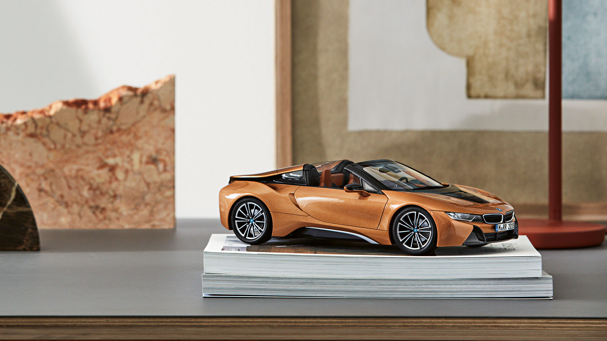 Miniaturas BMW. La imagen muestra un BMW i8 Roadster en miniatura.