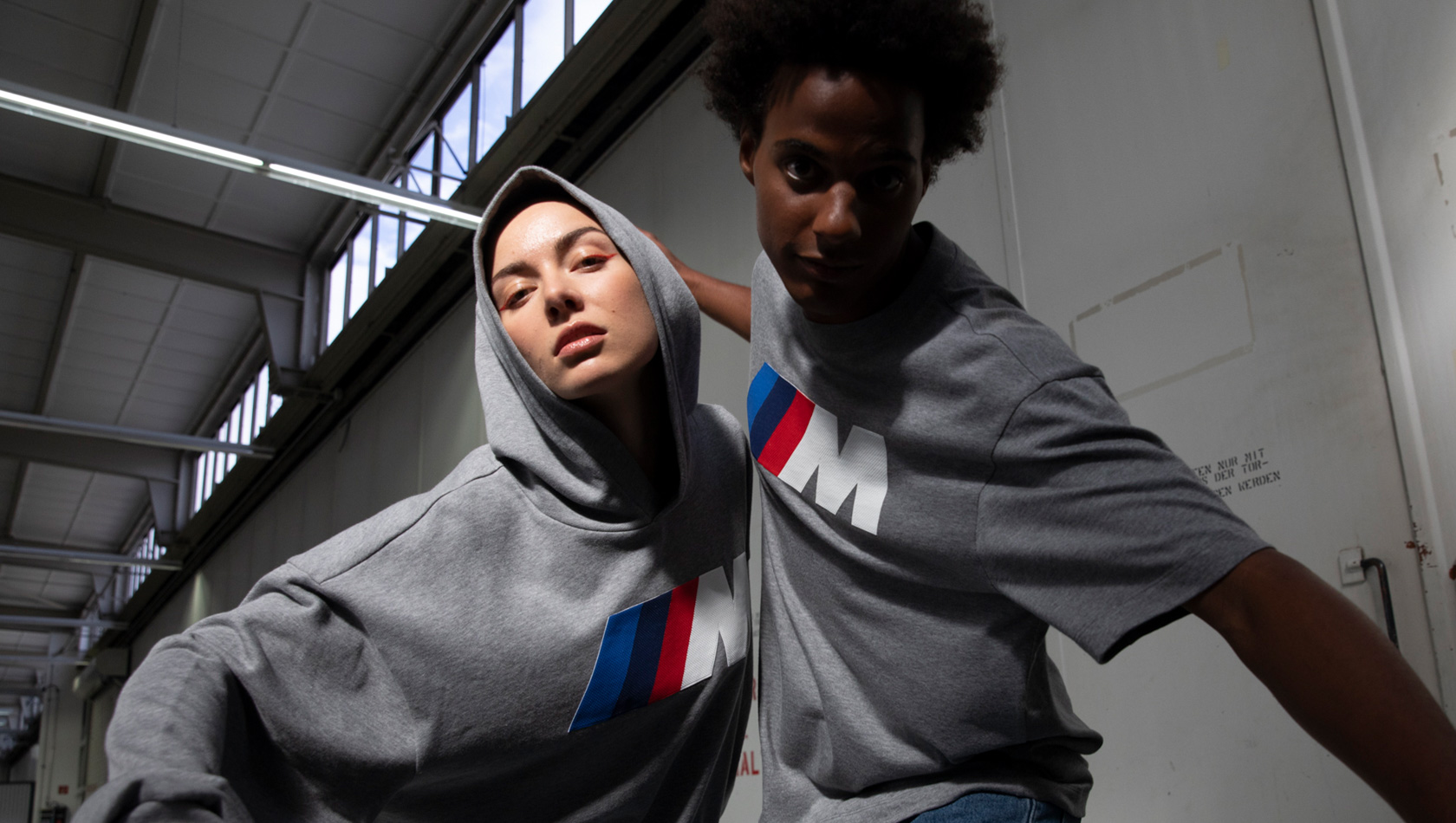 Lookbook BMW Lifestyle 2023 Sudadera BMW M logo unisex y camiseta BMW M logo unisex Lookbook BMW Lifestyle Sudadera BMW M logo unisex y camiseta BMW M logo unisex