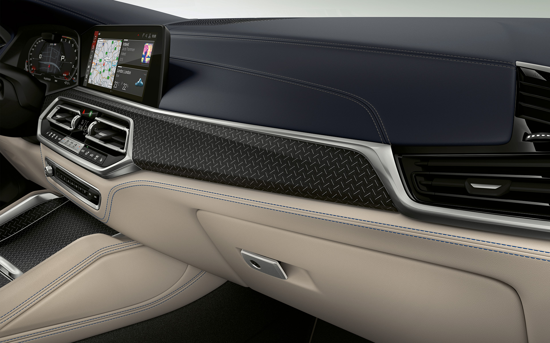 Molduras interiores de madera noble BMW Individual Fineline negro con inserciones aluminio, primer plano Molduras interiores de madera noble BMW Individual Fineline negro con inserciones aluminio, primer plano