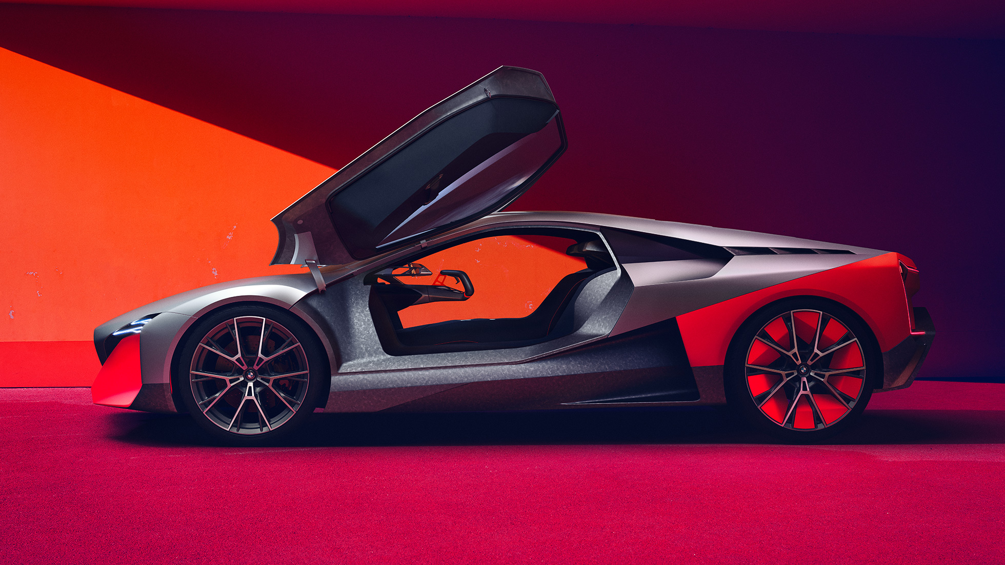 BMW Vision M NEXT, vista de lado BMW Vision M NEXT, vista de lado, detenido, puertas de ala de gaviota totalmente abiertas