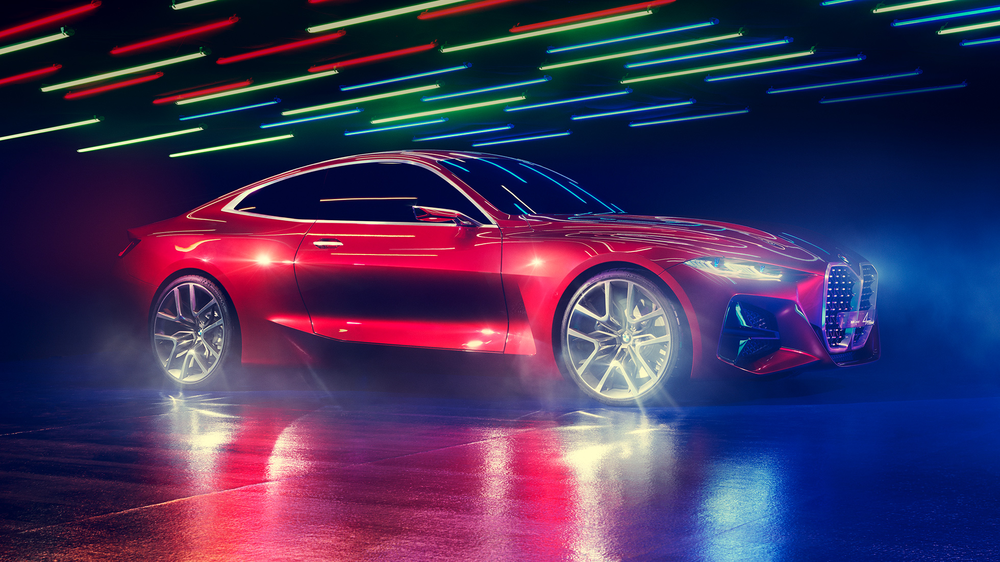 Lenguaje emotivo de diseño, BMW Concept 4 Vista lateral del diseño exterior con lenguaje emotivo de diseño del BMW Concept 4 en color Forbidden Red