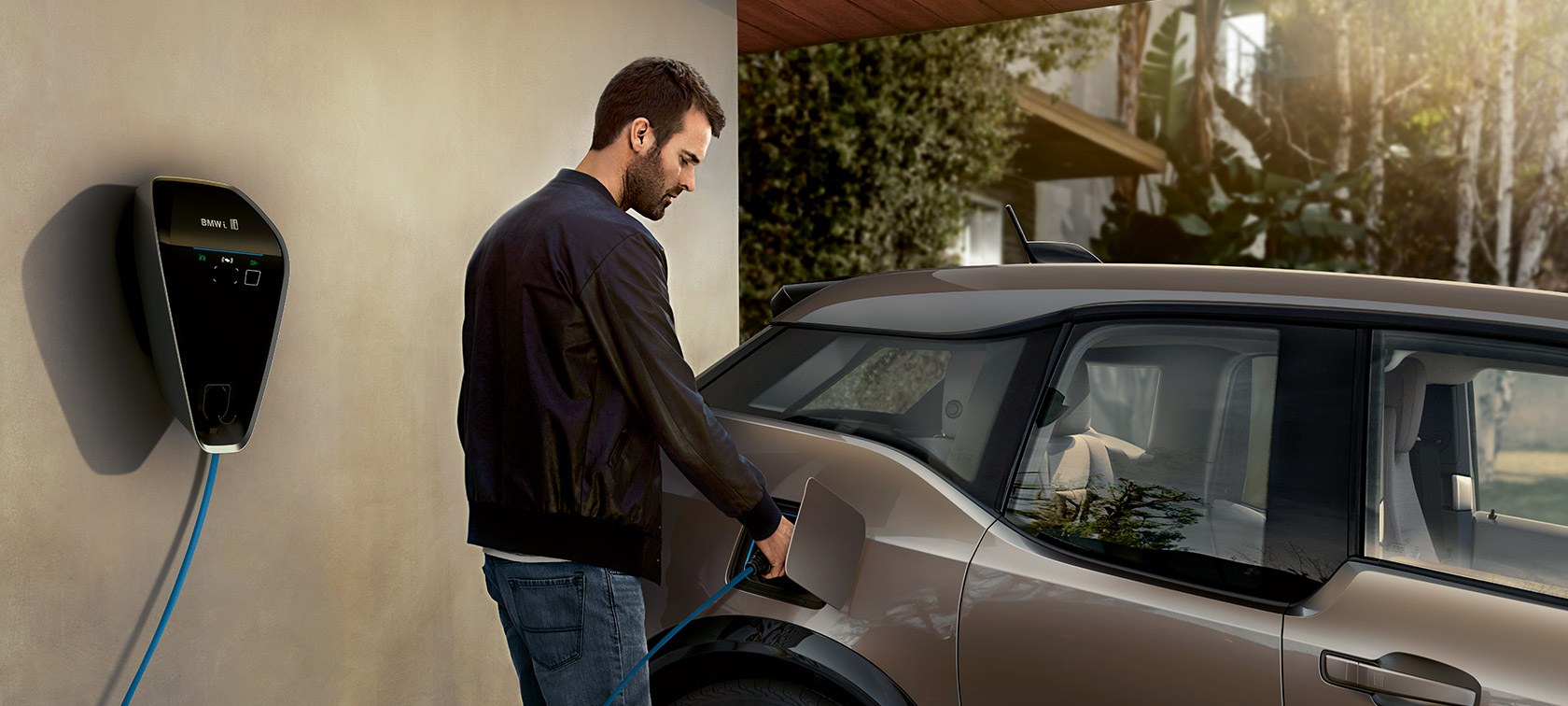 Un hombre carga el BMW i3. Un hombre carga el BMW i3 en el BMW i Wallbox.