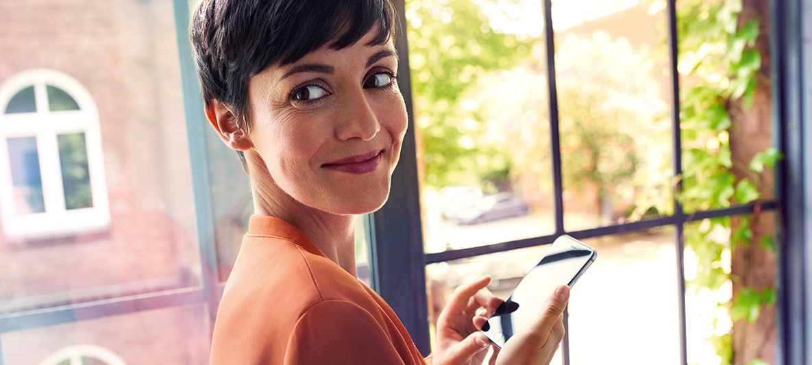 BMW Maps Connected Navigation Una mujer usa BMW Maps Connected Navigation en su smartphone
