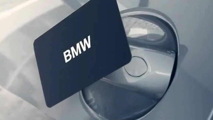 BMW KeyCard Un hombre abre su BMW con BMW KeyCard como llave digital.