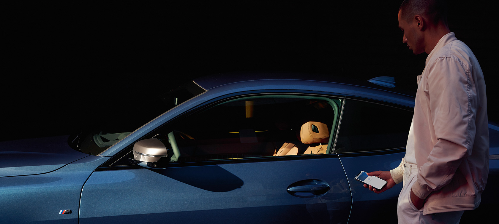 BMW Digital Key BMW Digital Key My BMW App Un hombre abre su BMW Serie 4 Coupé con su smartphone