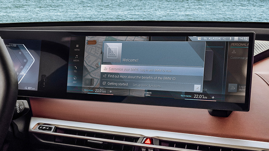 Una persona utiliza BMW Maps durante el viaje con datos actualizados al minuto sobre la situación del tráfico Una persona utiliza BMW Maps durante el viaje con datos actualizados al minuto sobre la situación del tráfico