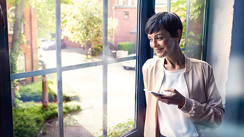 BMW ConnectedDrive Preguntas frecuentes BMW ConnectedDrive Preguntas frecuentes y respuestas Mujer con smartphone en la ventanilla