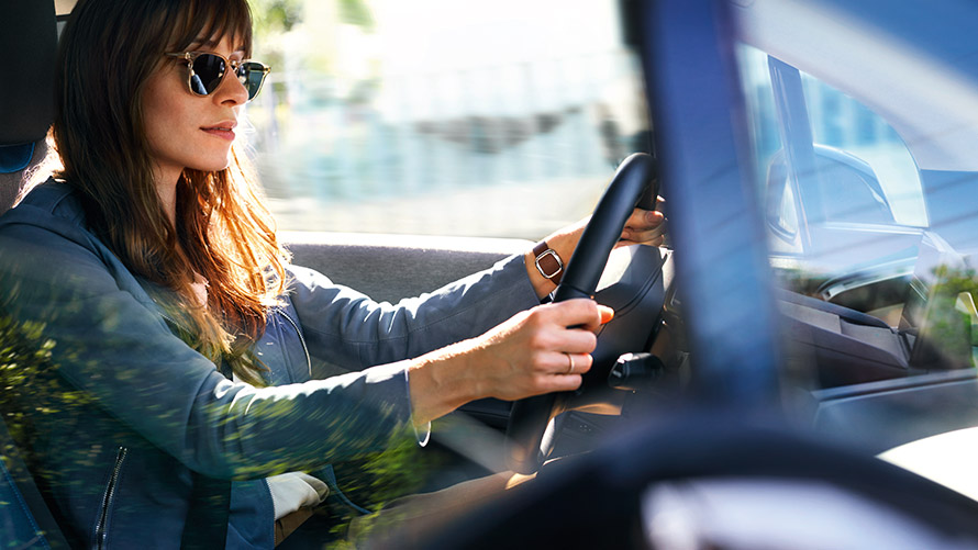 Mujer al volante de un BMW BMW Financial Services Seguro GAP BMW Mujer al volante de un BMW