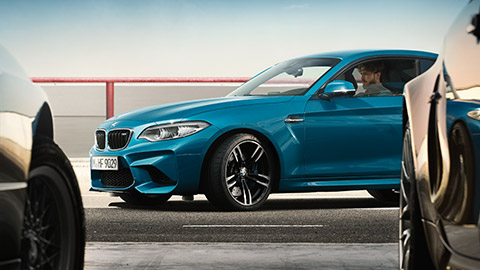 BMW Financial Services Hombre en un BMW en la calle