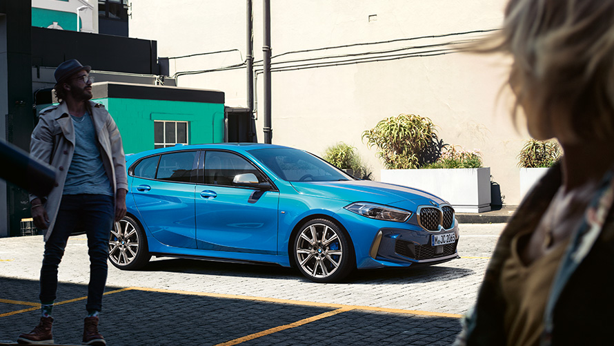 BMW Financial Services Vista de tres cuartos del lateral de un BMW con hombre sobre monopatín  