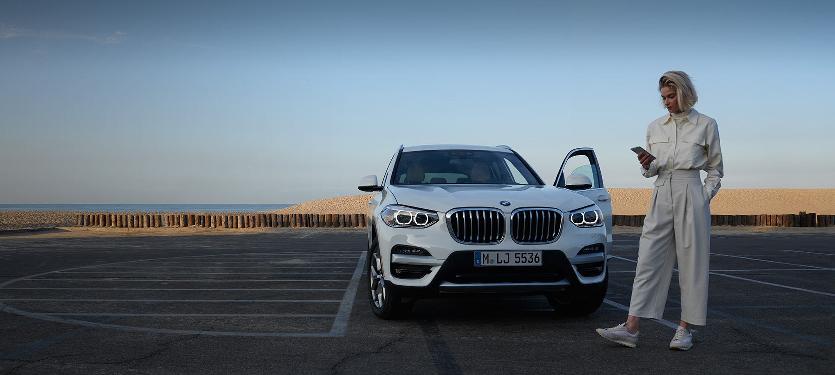 My BMW App Mujer con smartphone My BMW App Mujer con smartphone