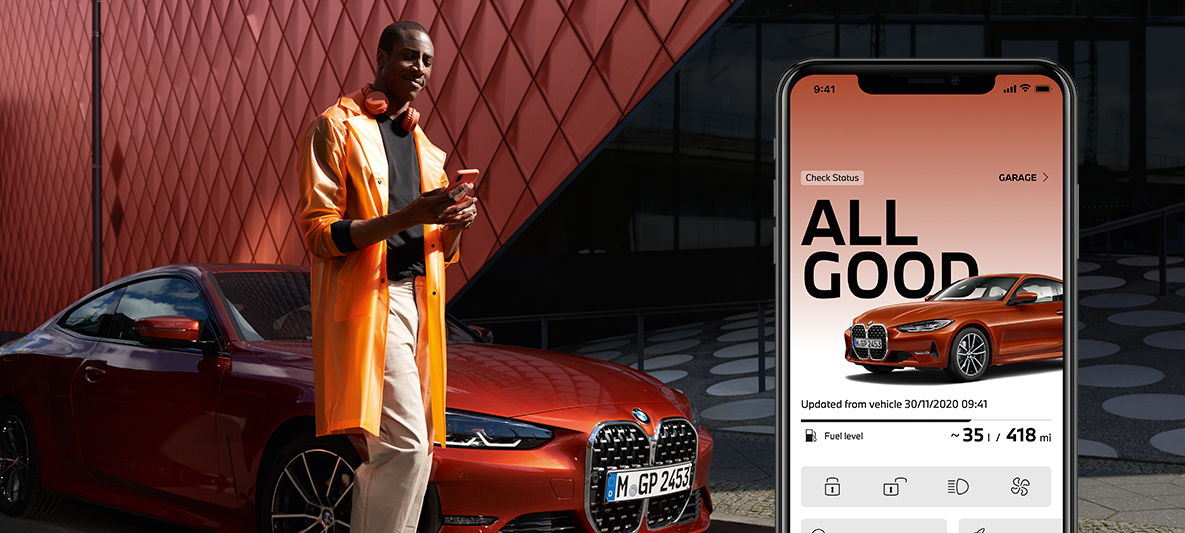My BMW App Comprobar el estado del vehículo Hombre con smartphone delante de un BMW Serie 2 Coupé My BMW App Comprobar el estado del vehículo Hombre con smartphone delante de un BMW Serie 2 Coupé