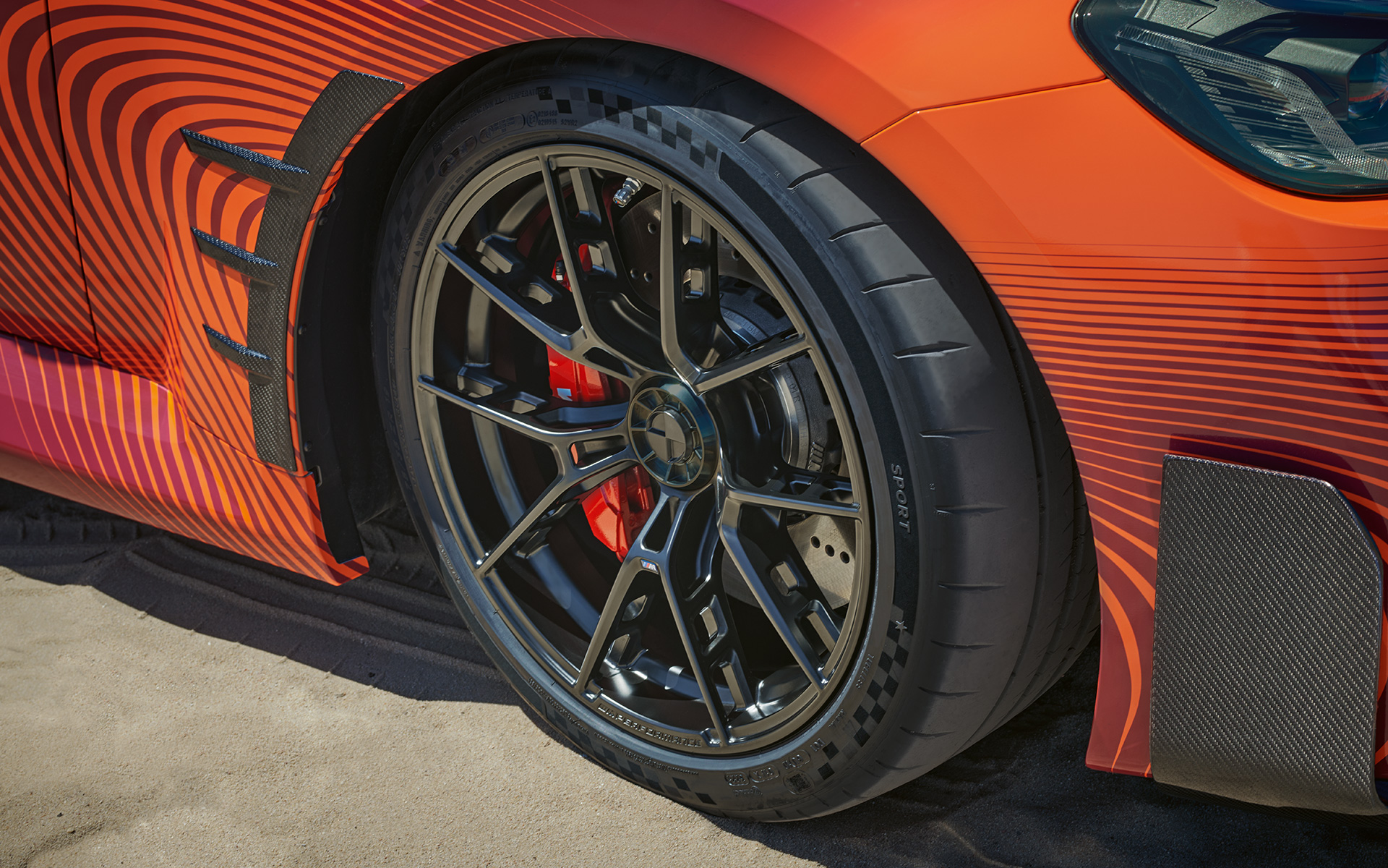 BMW M2 Coupé G87 Accesorios M Performance, vista de tres cuartos de la zaga BMW M2 Coupé G87 Accesorios M Performance, vista de tres cuartos de la zaga, parado