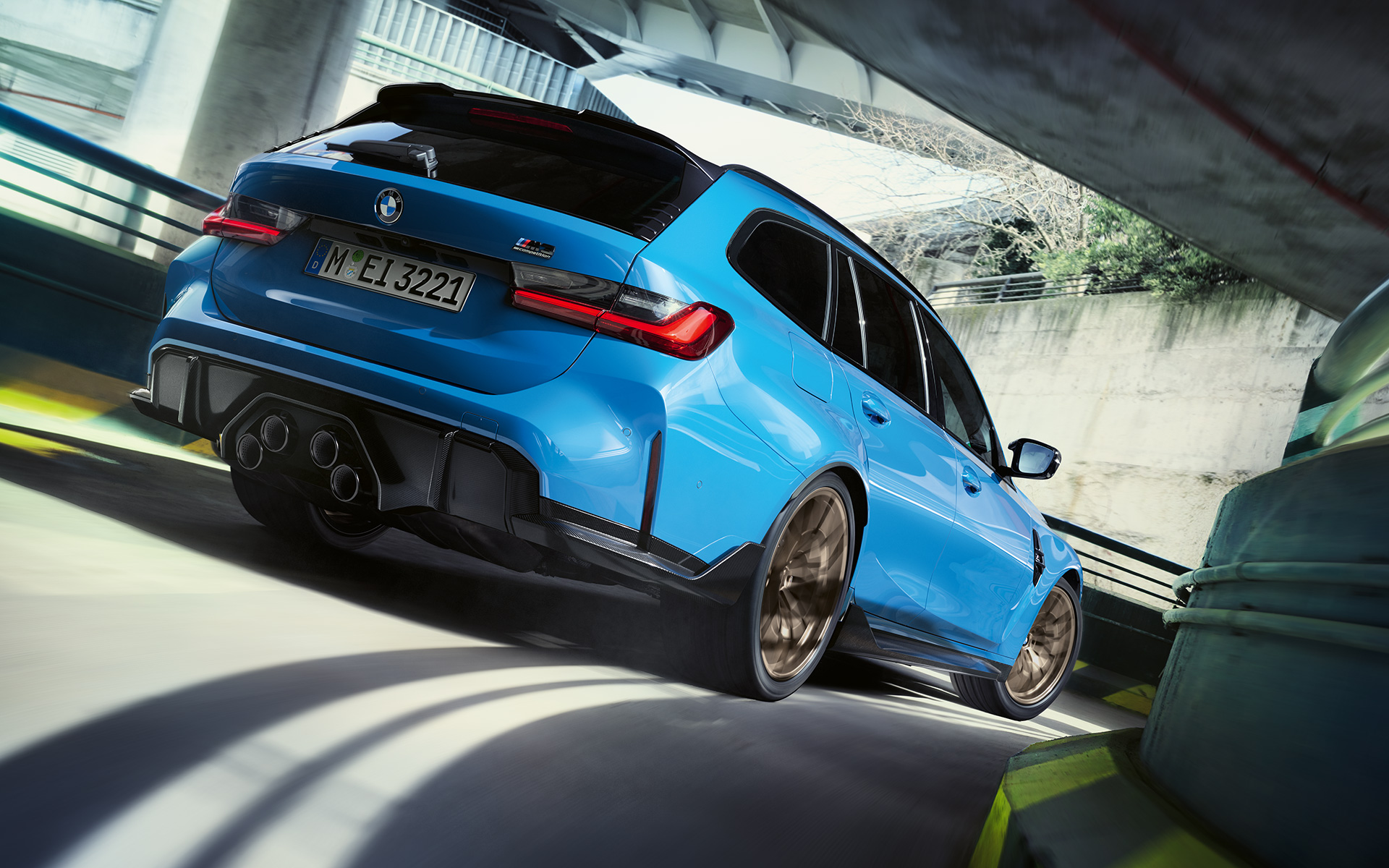 BMW M3 Touring G81 Accesorios M Performance, vista de tres cuartos de la zaga BMW M3 Touring G81 Accesorios M Performance, vista de tres cuartos de la zaga, en marcha