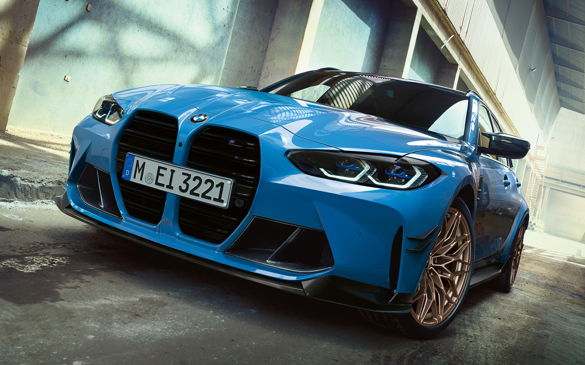 BMW M3 Touring G81 Accesorios M Performance, vista de tres cuartos del frontal BMW M3 Touring G81 Accesorios M Performance, vista de tres cuartos del frontal, en marcha