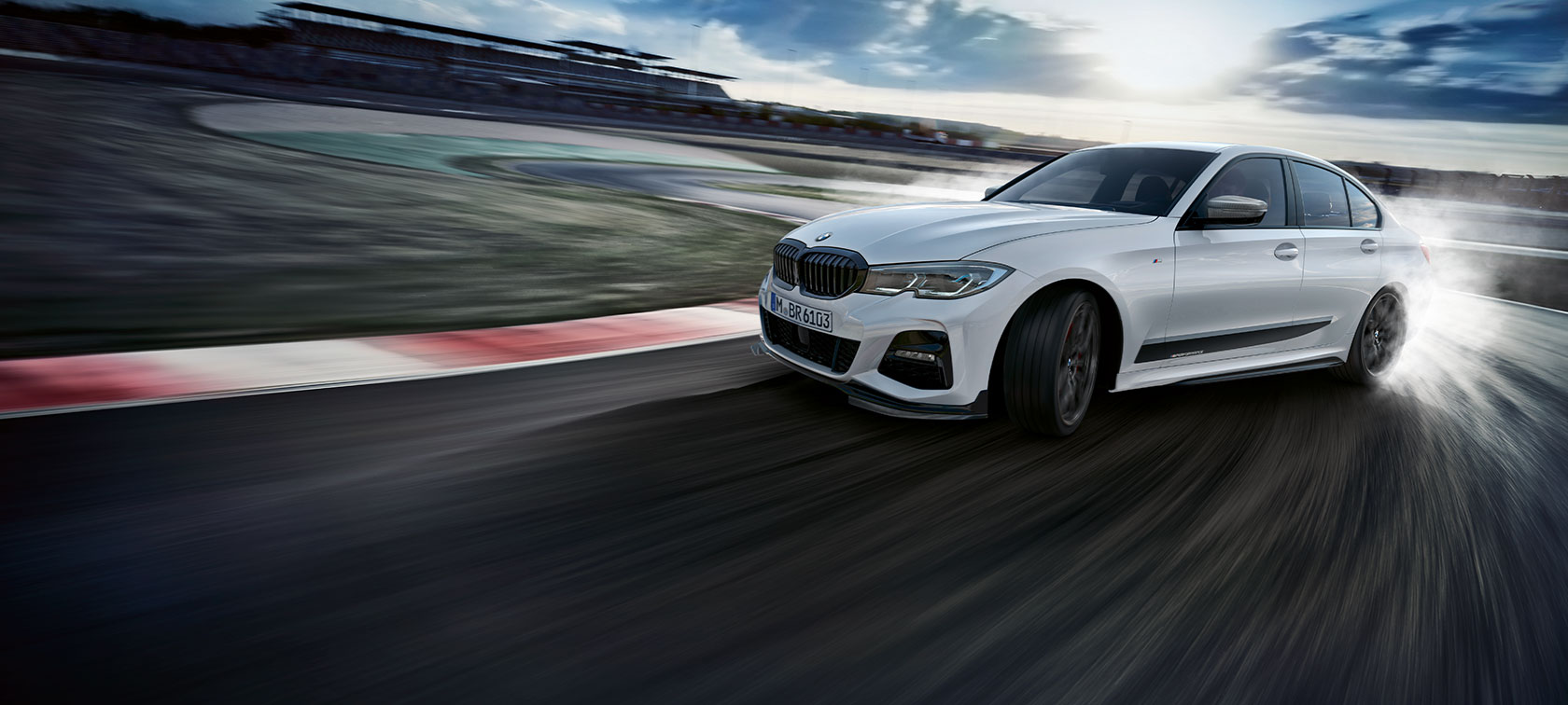 M Performance Parts M Performance Parts: BMW blanco conducido en una pista de carreras