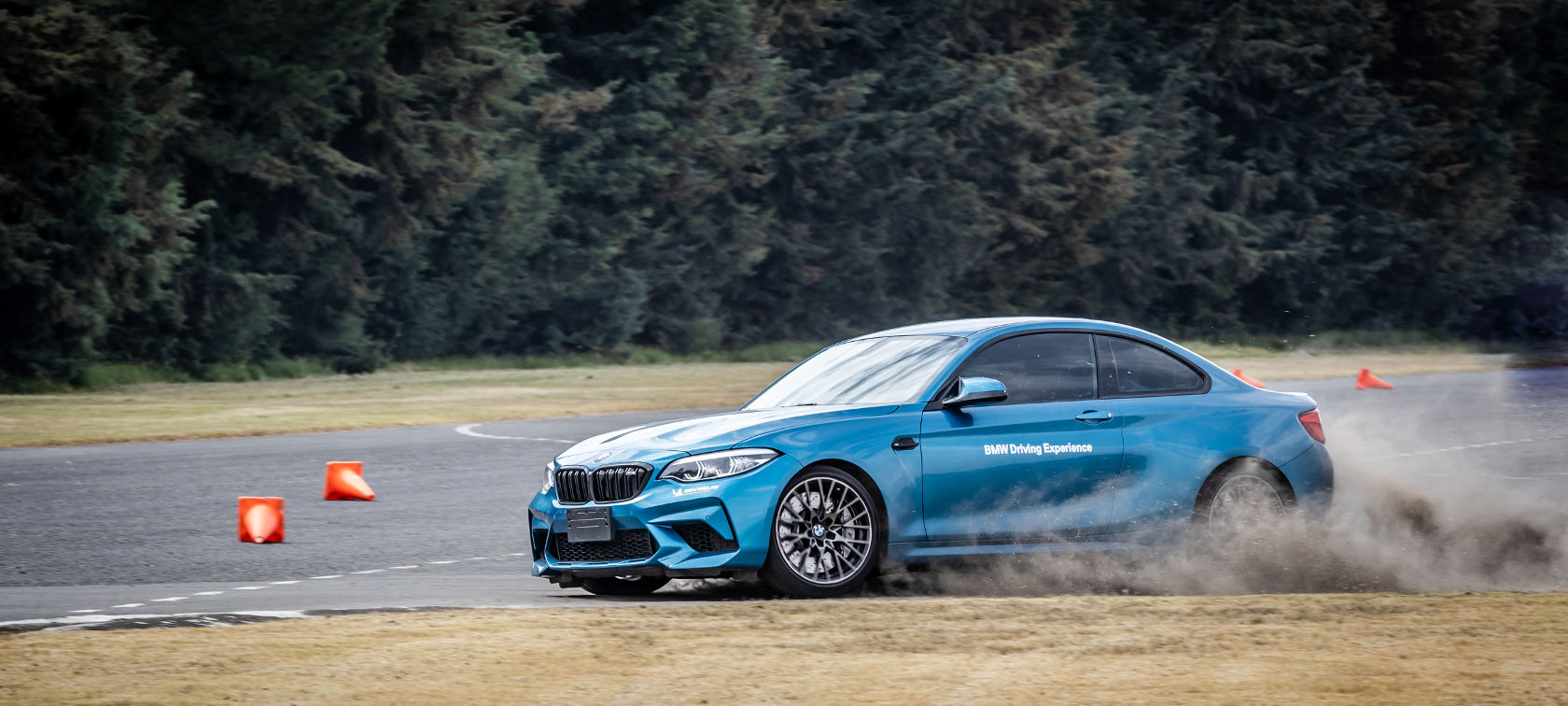 Mejora tus habilidades al volante con BMW El placer de conducir tu carro deportivo en una pista