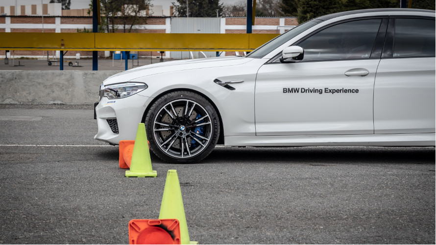 Realiza maniobras exigentes con tu carro de lujo BMW Supera cualquier reto con tu auto de lujo