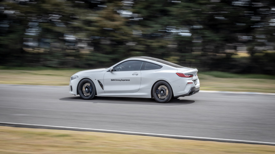 Sé parte del entrenamiento BMW M Track Experience Vista lateral derecha de coche deportivo M Track Experience