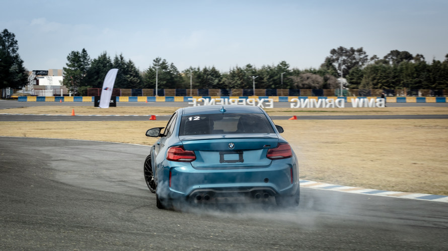 Disfruta conducir un coche deportivo en M Track Experience Vista posterior vehículo BMW M Track Experience