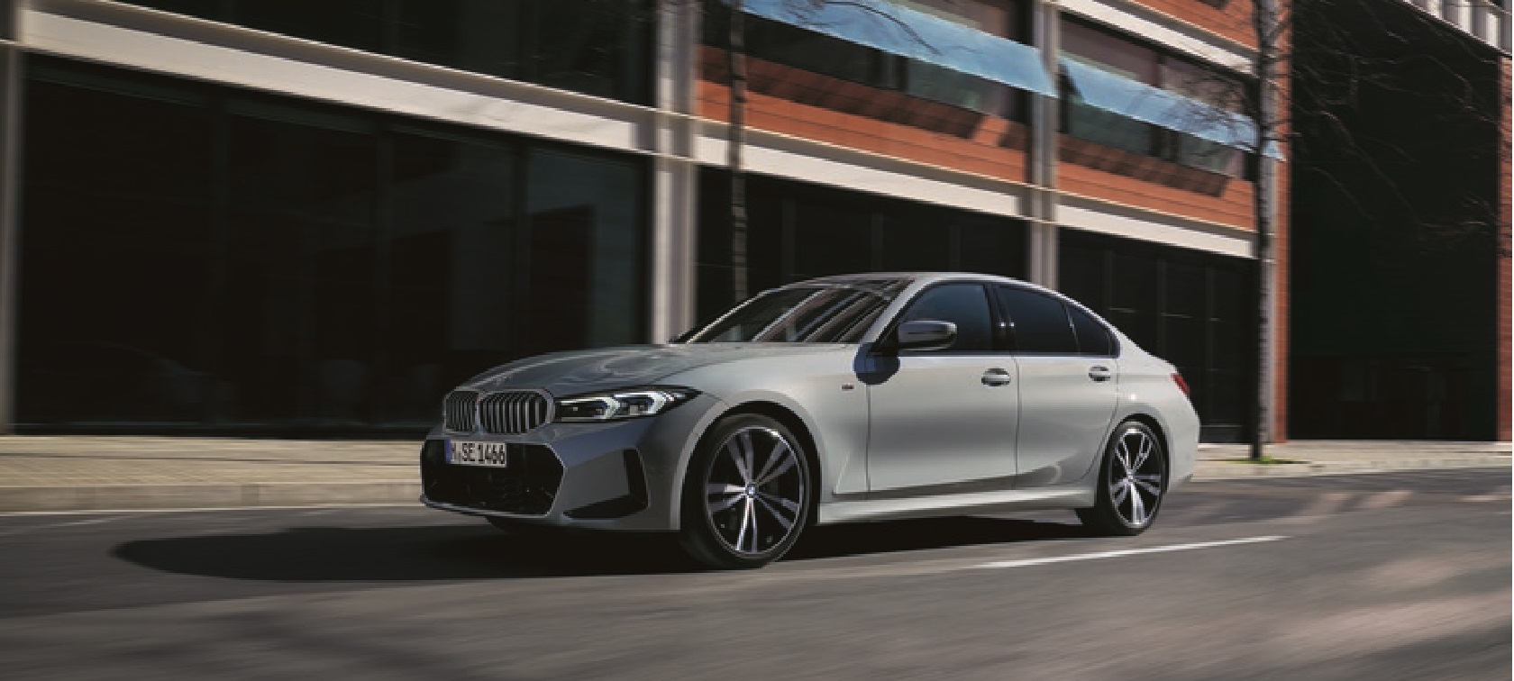 BMW Serie 3 LCI G20 Vista lateral, parado, delante de una pared BMW Serie 3 LCI G20 Brooklyn Grey, vista lateral, parado, delante de una pared