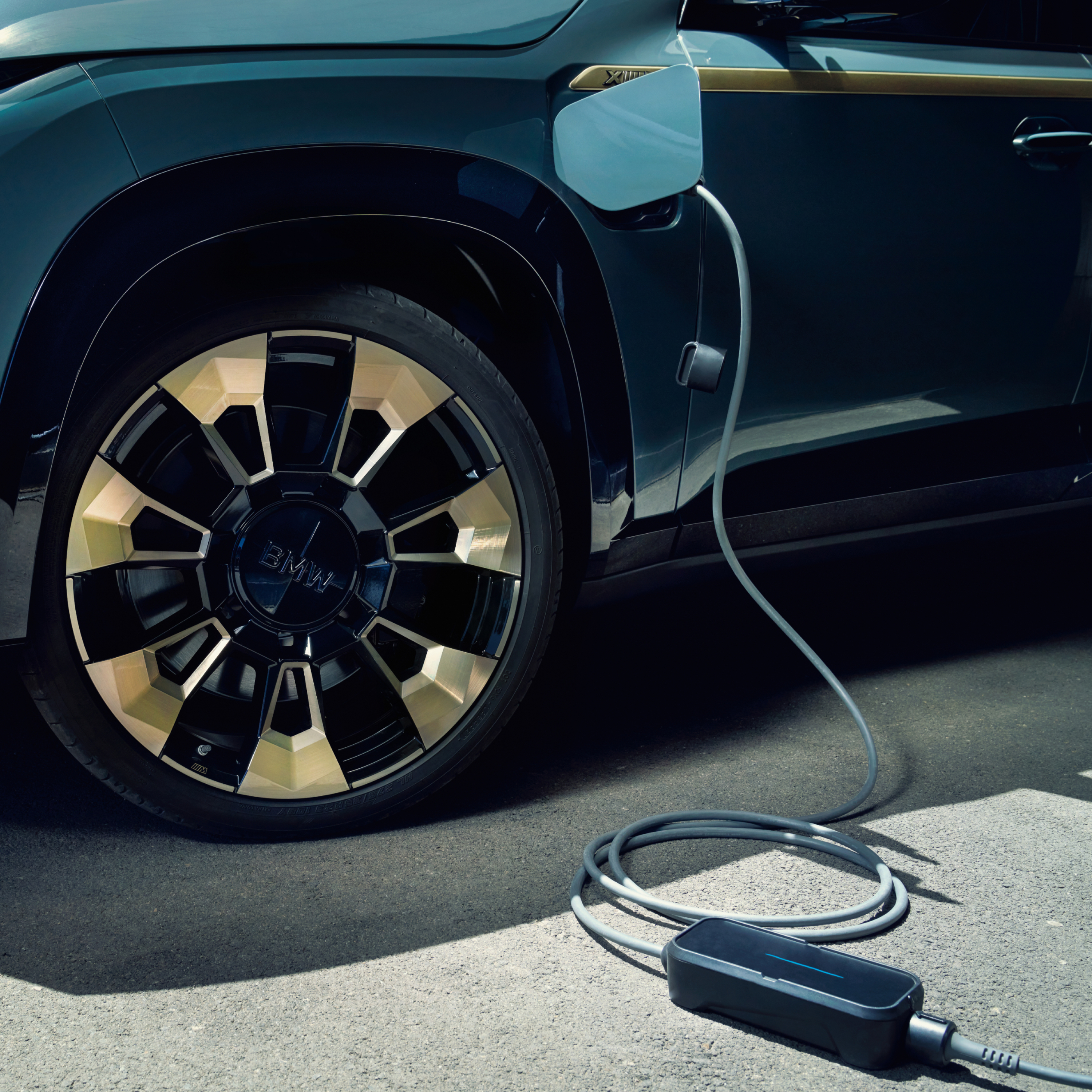 BMW Home Charging BMW Wallbox Plus con G07 Vista lateral