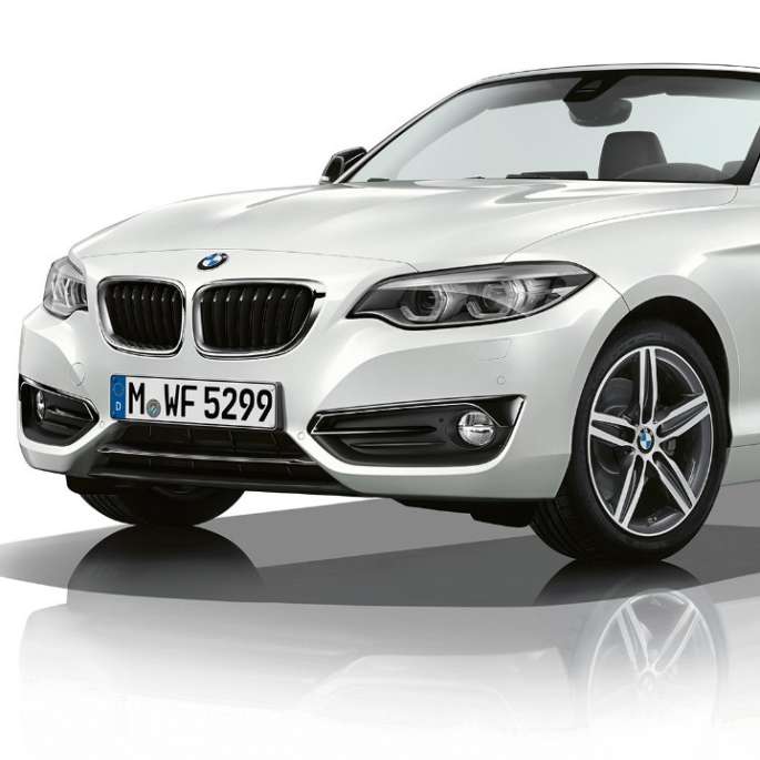 BMW Serie 2 Convertible, toma frontal de tres cuartos del Modelo Sport Line