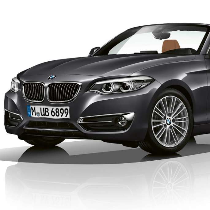 BMW Serie 2 Convertible, toma frontal de tres cuartos del Modelo Luxury Line