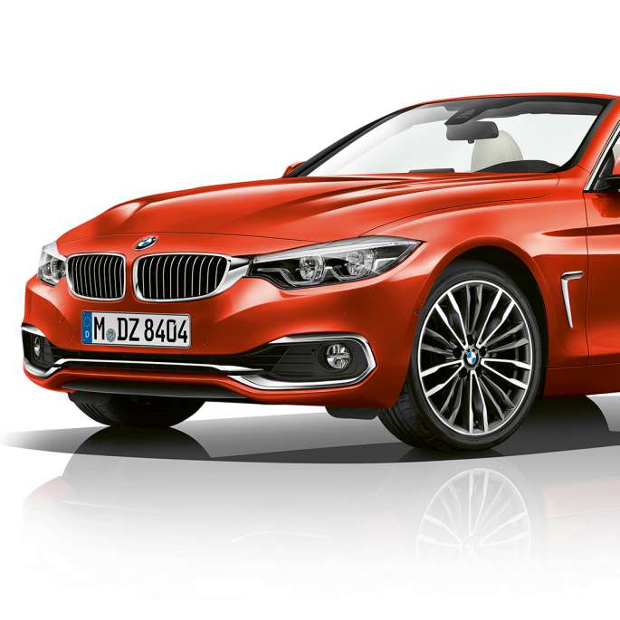 BMW Serie 4 Convertible, toma frontal de tres cuartos del Modelo Luxury Line