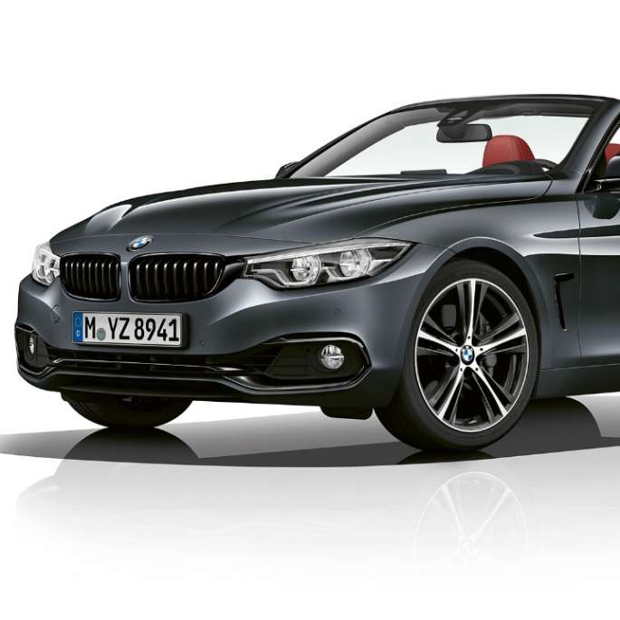 BMW Serie 4 Convertible, toma frontal de tres cuartos del Modelo Sport Line