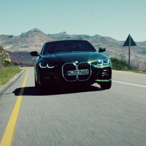 Vista del frontal en marcha BMW Serie 4 Convertible G23 2020 BMW Serie 4 Convertible G23 2020 Sanremo Green metalizado, vista del frontal, en marcha