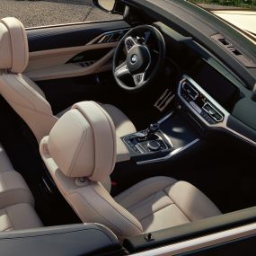 Interior BMW Serie 4 Convertible G23 BMW Serie 4 Convertible G23 2020 Sanremo Green metalizado, interior con la capota abierta