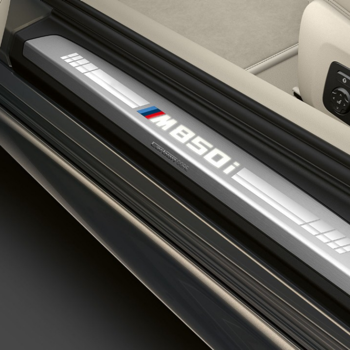 BMW M850i xDrive, Gris Dravit metálico, alféizar de la puerta. BMW M850i xDrive, Gris Dravit metálico, alféizar de la puerta.