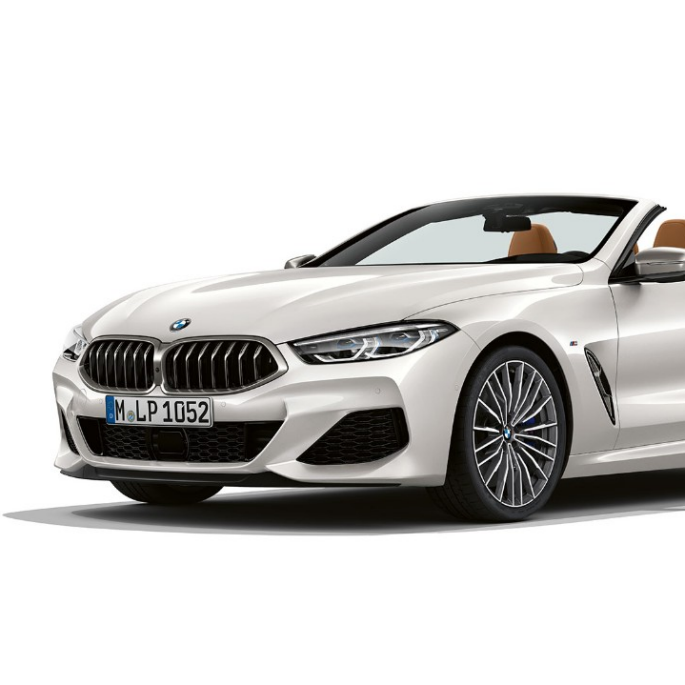 BMW M850i xDrive, metálico blanco mineral, vista frontal de tres cuartos. BMW M850i xDrive, metálico blanco mineral, vista frontal de tres cuartos.