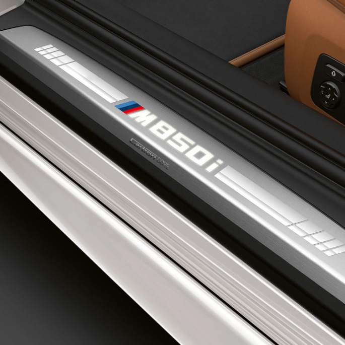 BMW M850i xDrive, Blanco Mineral metálico, alféizar de la puerta. BMW M850i xDrive, Blanco Mineral metálico, alféizar de la puerta.