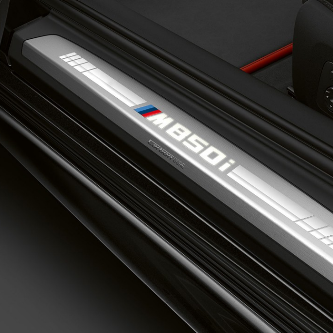 BMW M850i xDrive, Negro Carbono metálico, alféizar de la puerta. BMW M850i xDrive, Negro Carbono metálico, alféizar de la puerta.